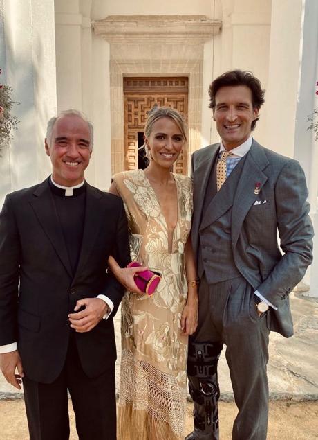 Imagen - Laura Vecino y Rafa Medina junto al cura de la boda. / @rafaelmedinaabascal