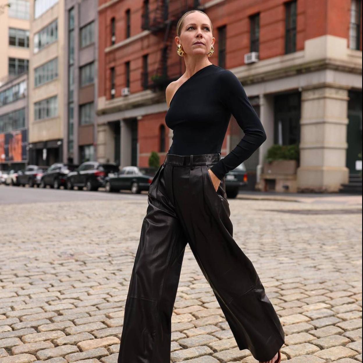 Influencer con jersey asimétrico