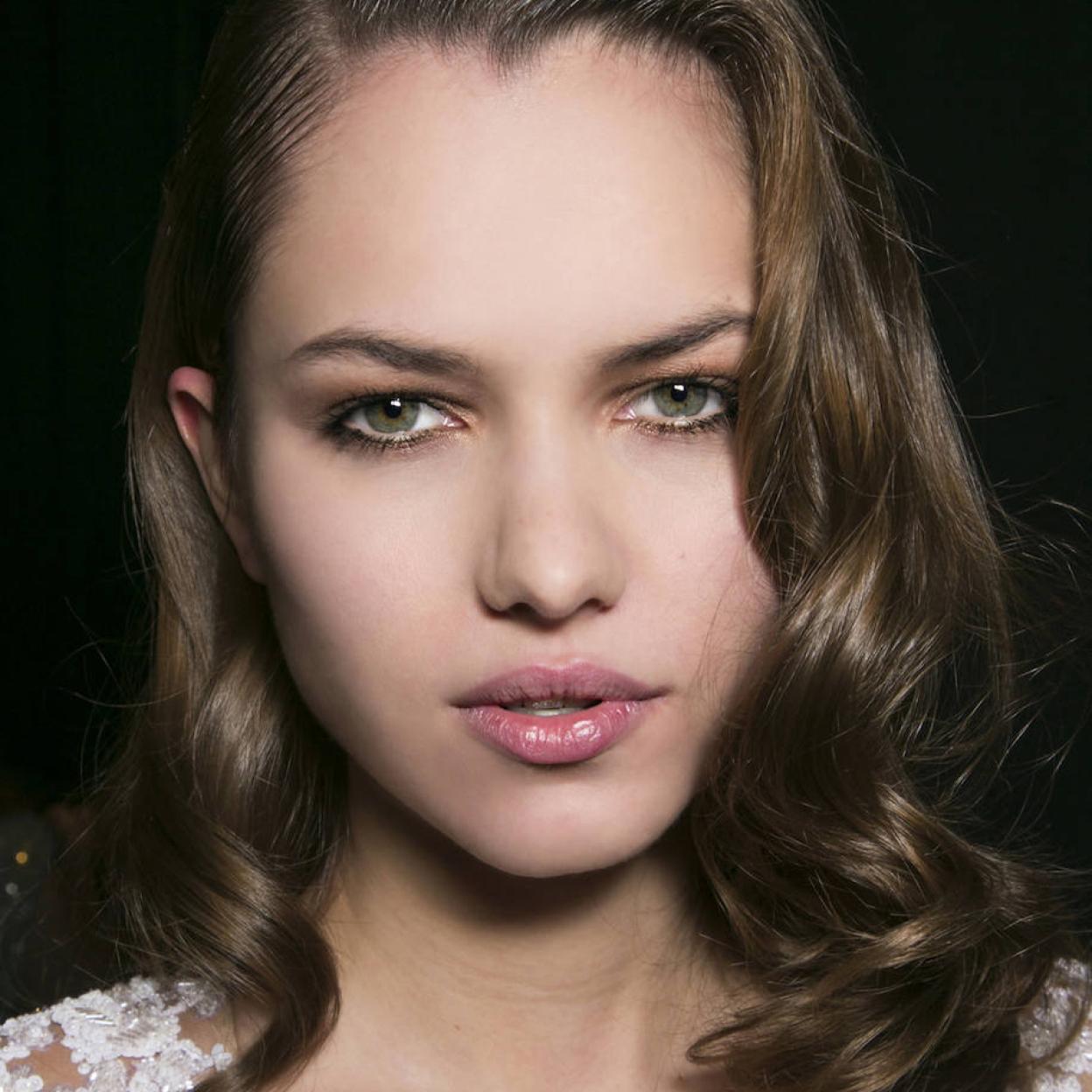 Modelo con ojos pequeños