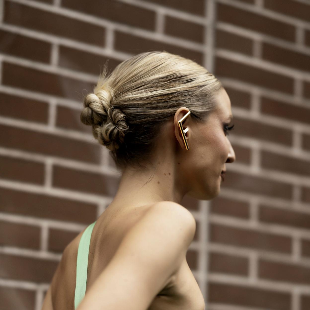 Una mujer con pendientes XL.