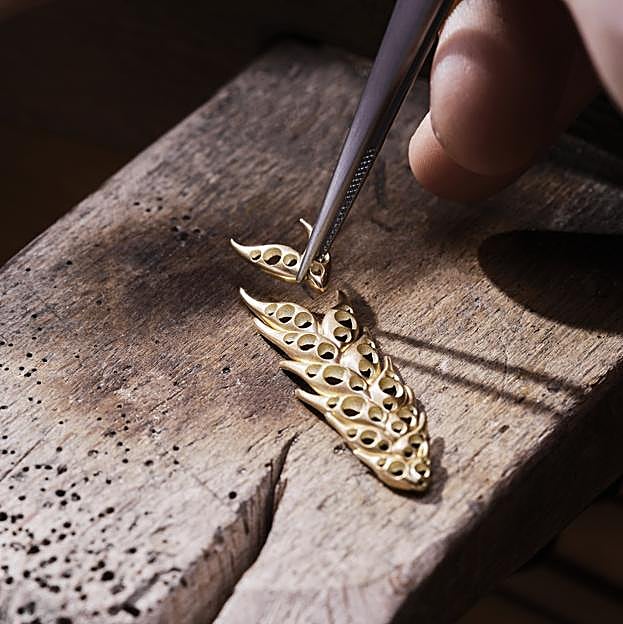 Imagen principal - Maestros joyeros trabajan sobre las piezas de la colección. En detalle, la diadema y la sortija.