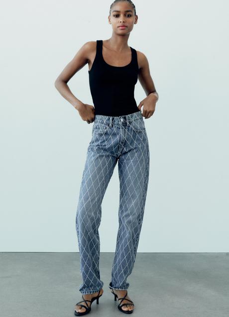 Imagen - Vaqueros con brillos de Zara. Cuestan 49,95 euros y están disponibles de la talla 32 a la 40. De la 42 a la 46 están agotados pero con lista de espera.