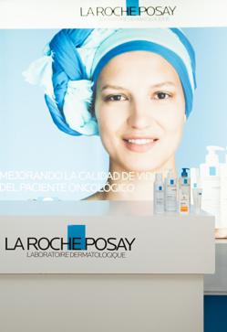 Imagen secundaria 2 - Goodie bag del encuentro Mujerhoy Cancer Care, asistentes al encuentro Mujerhoy Cancer Care en el MD Anderson Cancer Center Madrid y stand de La Roche Posay en el encuentro Mujerhoy Cancer Care