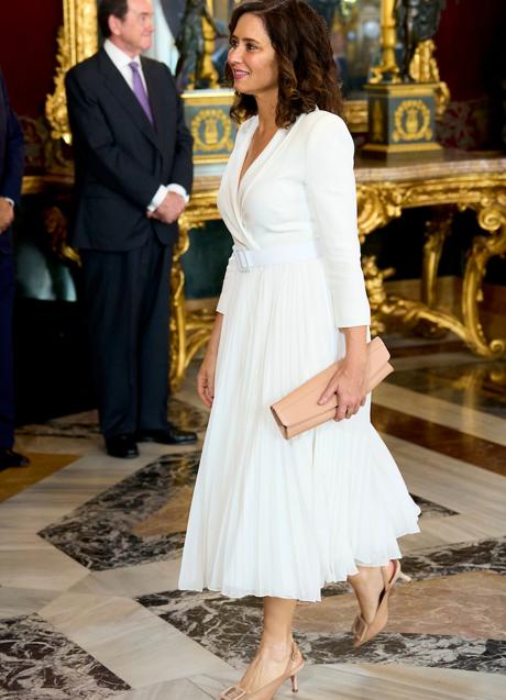 Imagen - isabel Díaz Ayuso, con un vestido blanco de inspiración nupcial en la recepción en el Palacio Real del Día de la Hispanidad. (FOTO: LIMITED PICTURES)