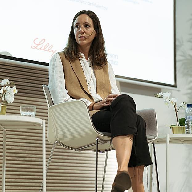 Imagen principal - Dra. Isabel Echavarria Díaz-Guardamino, médico Adjunto del Servicio de Oncología Médica del Hospital General Universitario Gregorio Marañón, Dra. Anabel Ballesteros, especialista en oncología médica del Hospital Universitario La Princesa y Eva González Haba, farmacéutica del Servicio de Farmacia del Hospital Gregorio Marañón, dedicada al paciente oncológico.