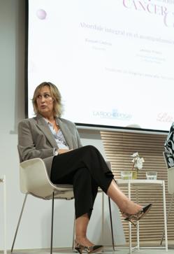 Imagen secundaria 2 - Leonor Prieto, Directora Cientíﬁca de La Roche Posay, Laura Rodríguez Pérez, enfermera del Servicio de Radioterapia de MD Anderson Cancer Center Madrid y Raquel Cedrón,paciente