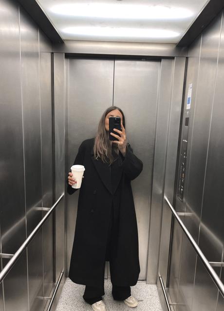 Imagen - Abrigo negro oversize de Zara. Foto: Zara.