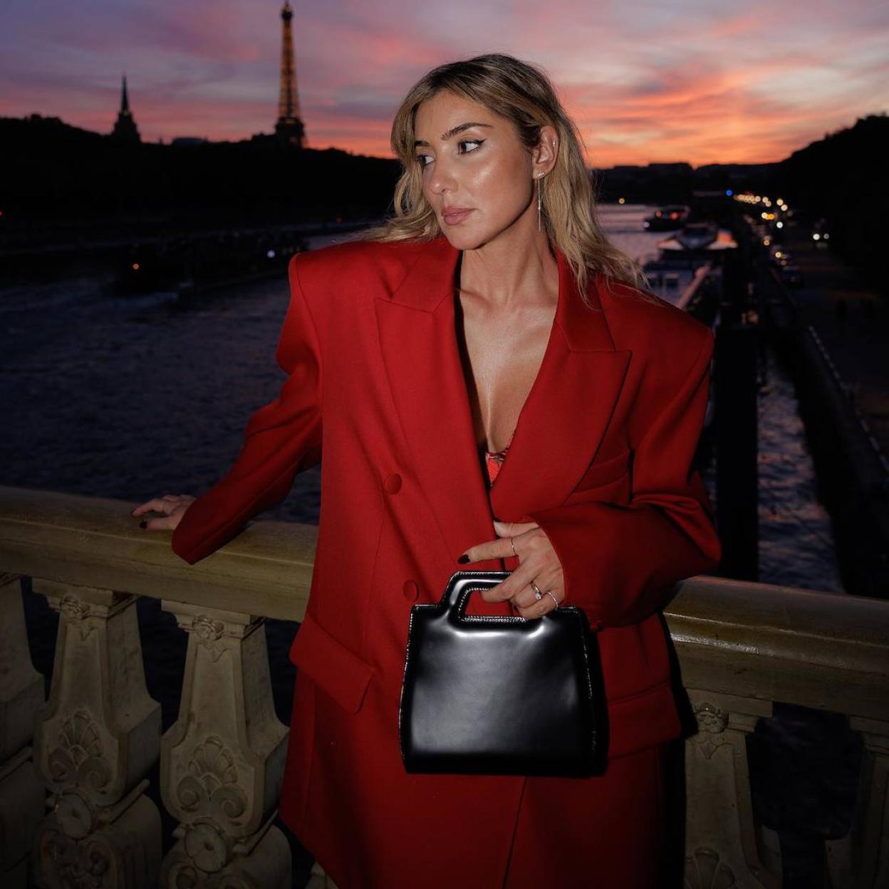 Influencer con abrigo color rojo