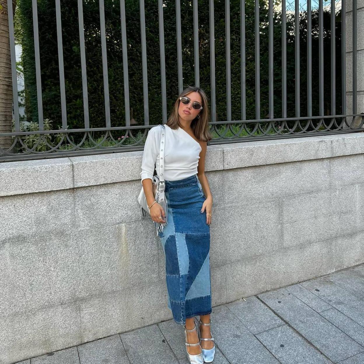 Influencer con falda de la tendencia denim patchwork