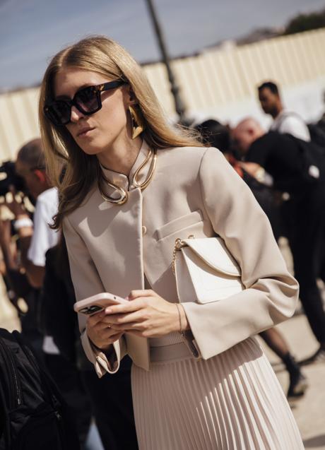 Imagen - Una mujer con un total look en beige y una falda plisada. Foto: Launchmetrics spotlight.