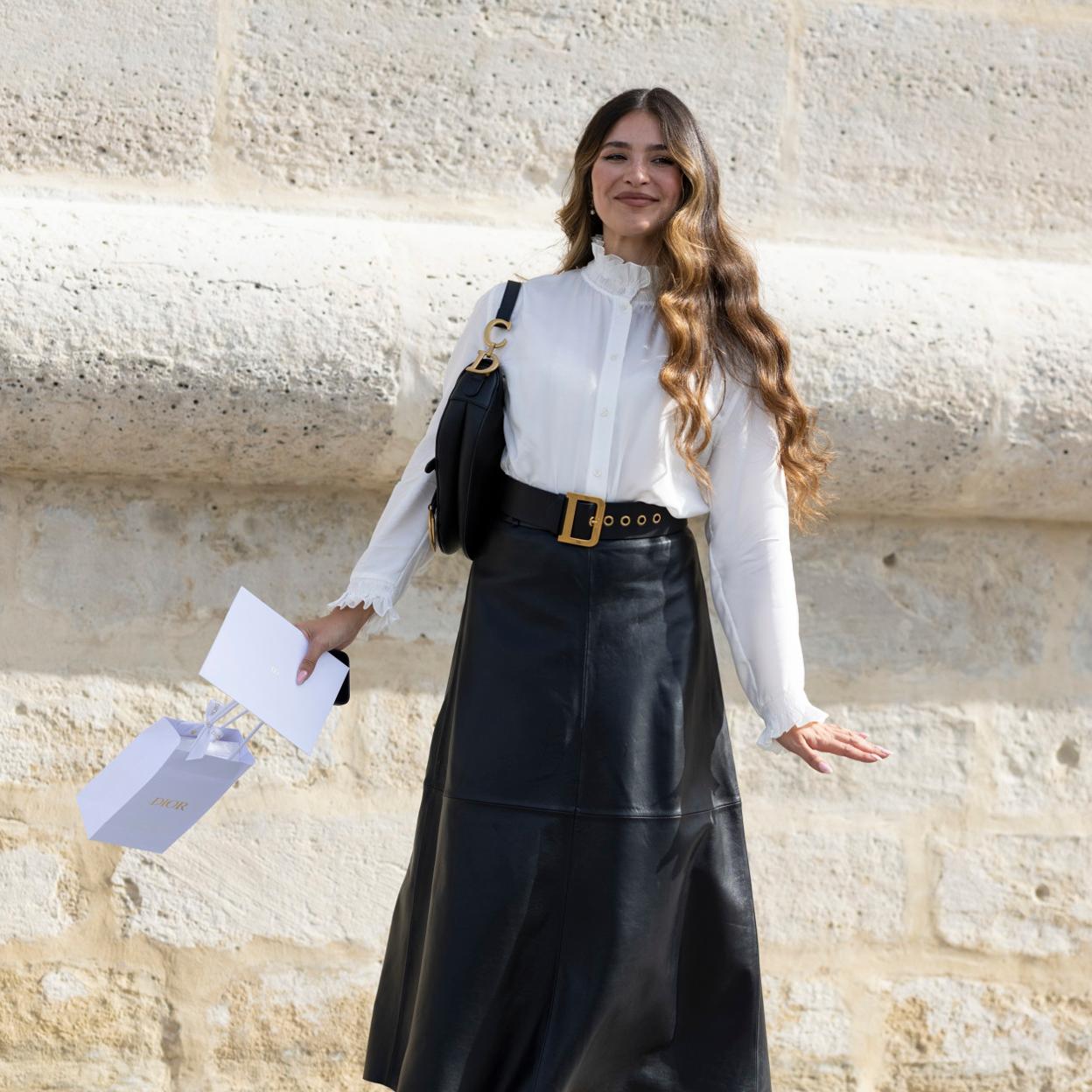 Una mujer con la tendencia grandmacore en el street style.