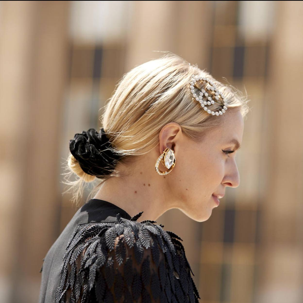 Influencer con peinado con accesorios