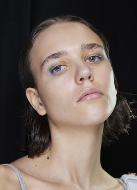 Imagen - Una modelo con sombras en azul mezcladas con otras tonalidades. Foto: Launchmetrics spotlight.