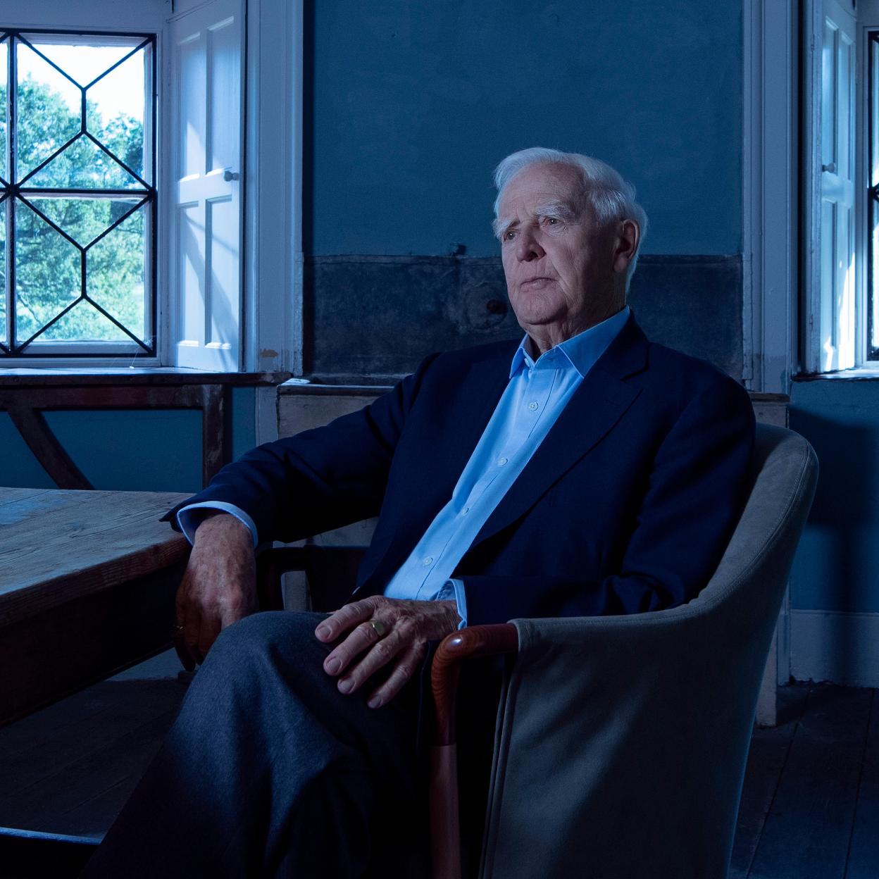 John Le Carré en un momento del documental de Apple Tv+, Volar en círculos.