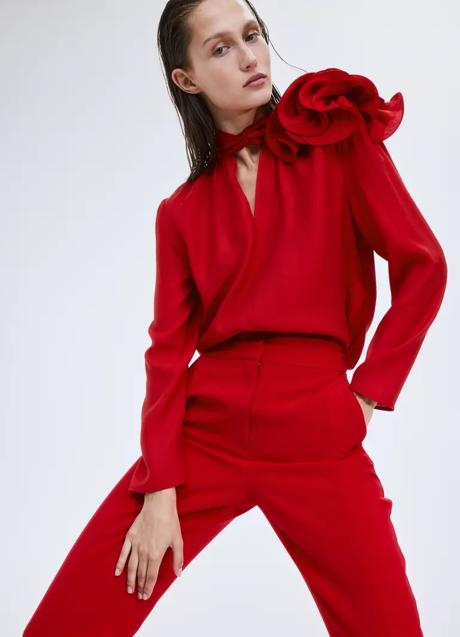 Imagen - Blusa roja con flor en relieve de H&M (49,99 euros)