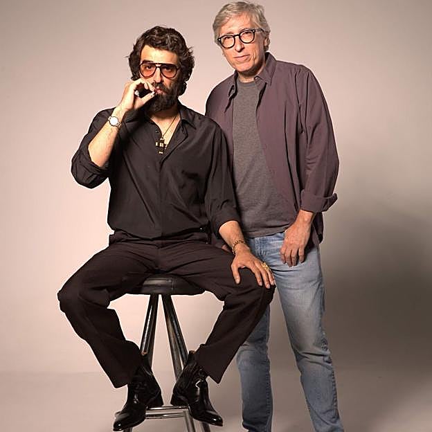 El actor David Verdaguer caracterizado como el humorista Eugenio, junto al director David Trueba. 