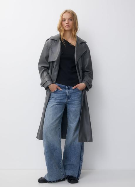 Imagen - Gabardina efecto piel en color gris de Pull&Bear. Cuesta 49,99 euros.