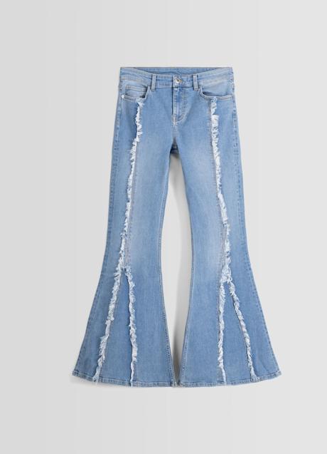 Imagen - Vaqueros con detalle de flecos y diseño acampanado de Bershka. Foto: Bershka.