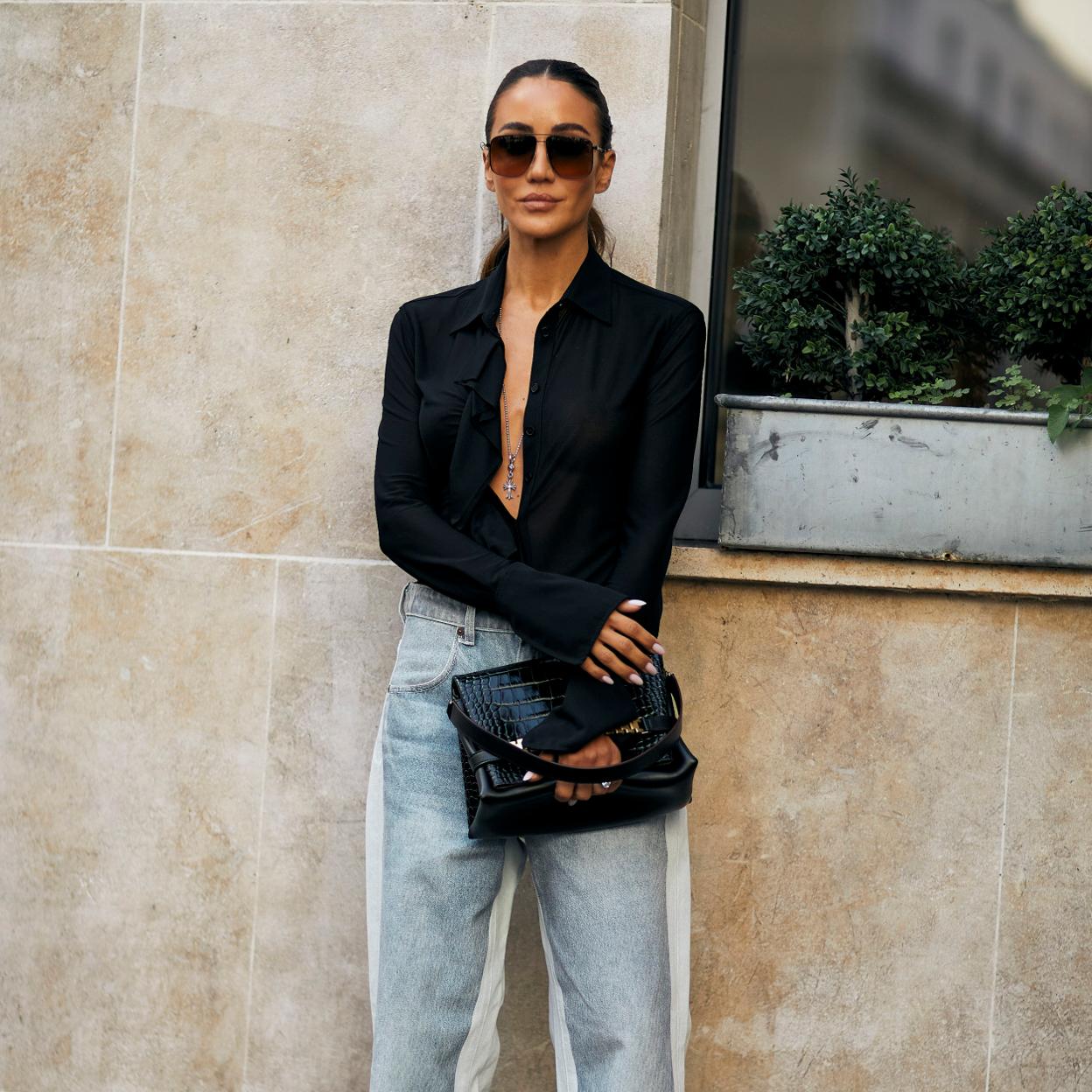 Una mujer con vaqueros bicolor.