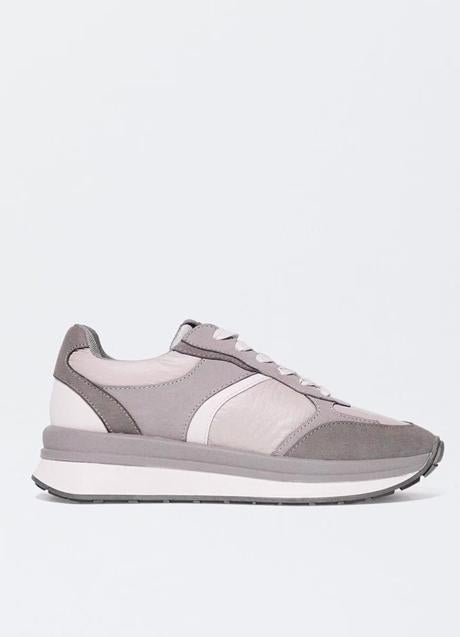Imagen - Zapatilla deportiva en color gris de Parfois. Foto: Parfois.