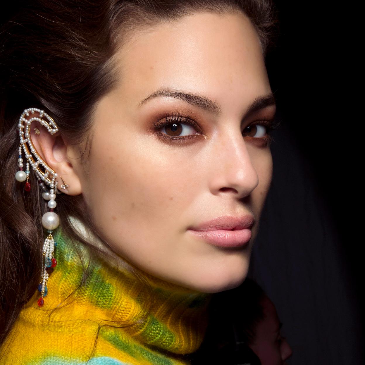 Ashley Graham con un maquillaje natural.