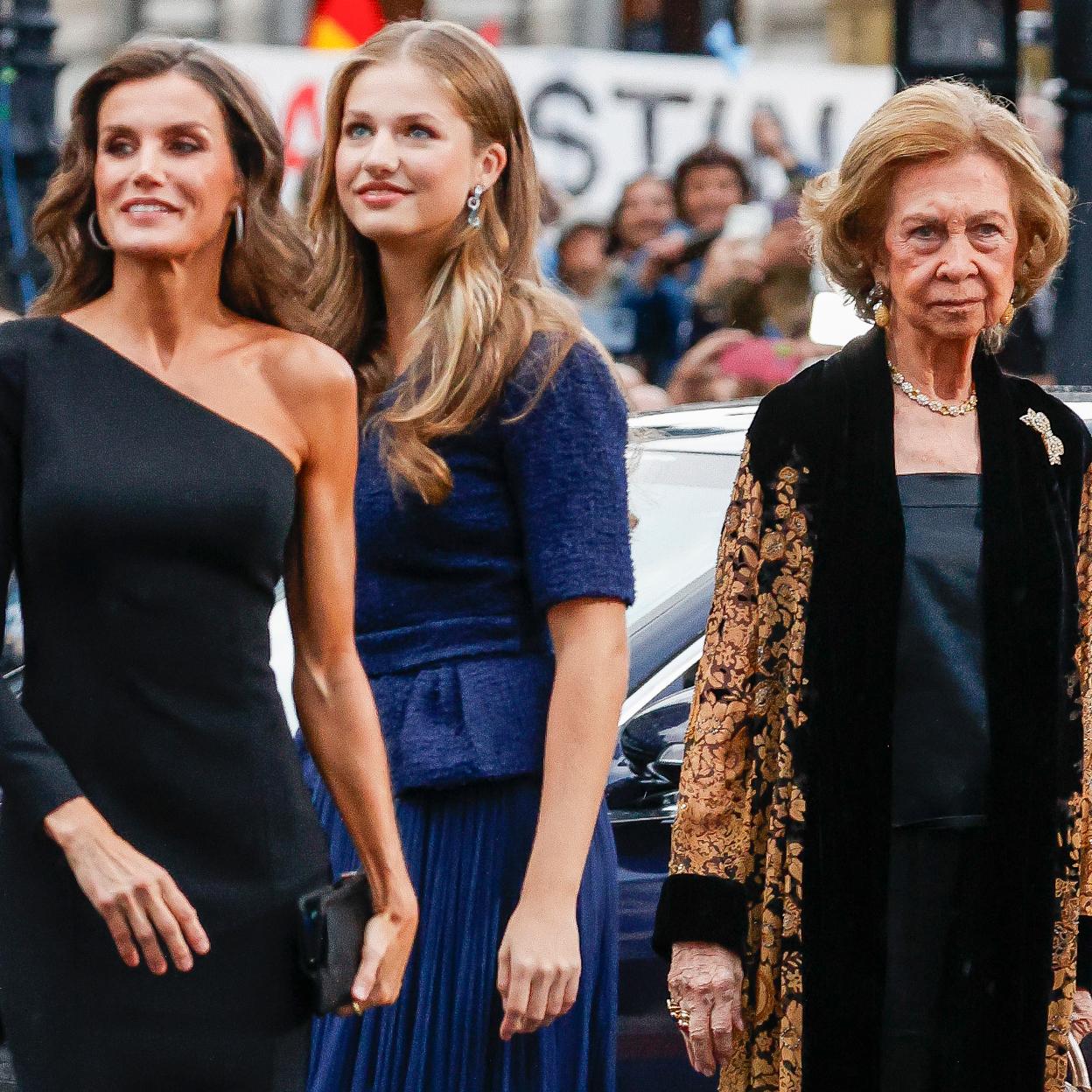 La reina Letizia, la princesa Leonor y la reina emérita Sofía, a su llegada al Teatro Campoamor de Oviedo, donde se entregaron los Premios Princesa de Asturias 2023. 