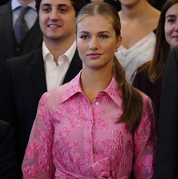 Leonor se viste de Letizia y estrena un precioso vestido camisero made in Spain en la Audiencia de los Princesa de Asturias
