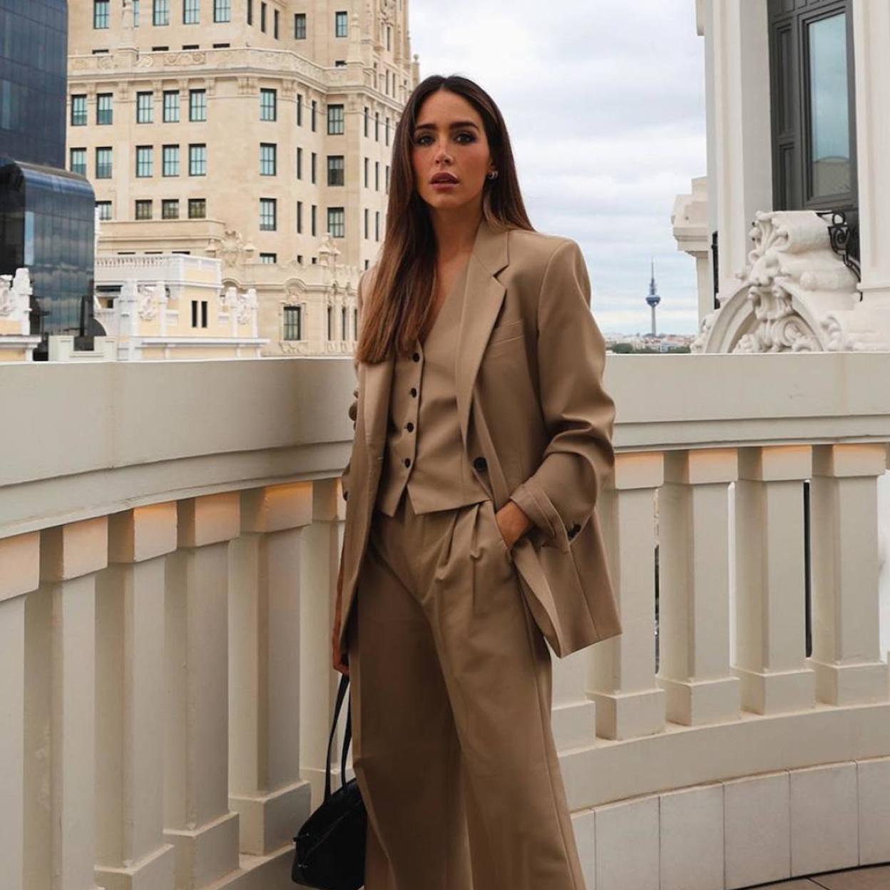 Influencer con traje superventas de Zara