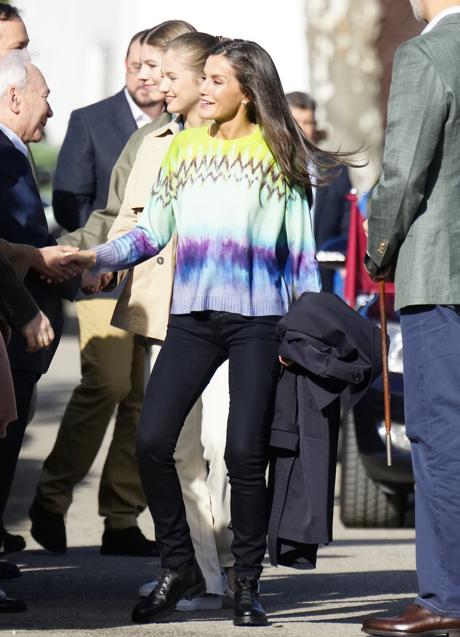 Imagen - La reina Letizia visita Arroes, Pion y Candanal (Villaviciosa) en jersey y vaqueros. Foto: Limited Pictures.