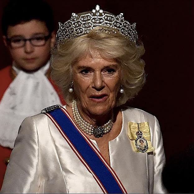 Camilla con la tiarra Grenville en el parlamento británico.
