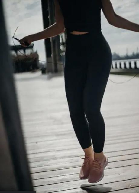 Imagen - Mujer saltando a la comba/PEXELS