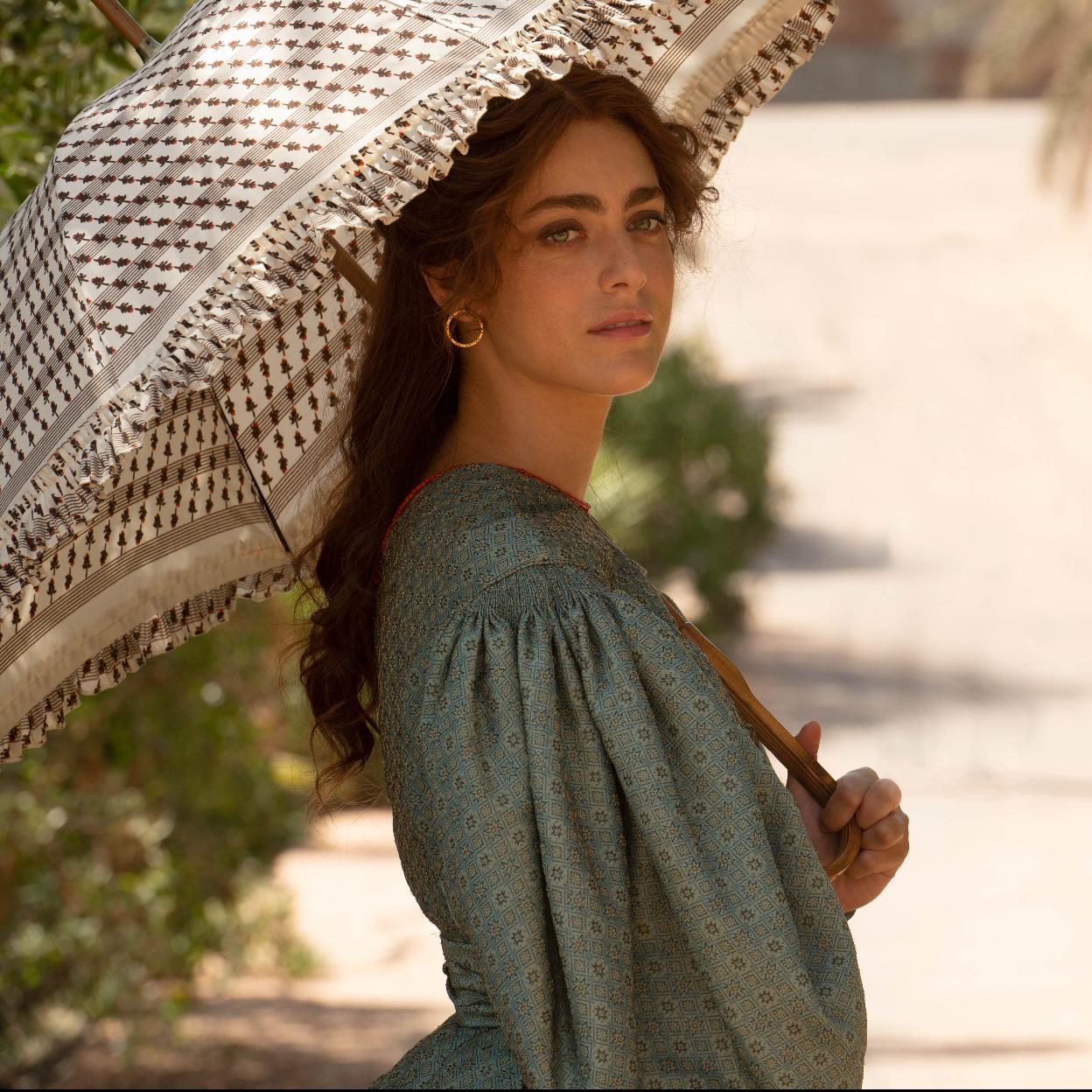 Liz Burnette en el papel de Giulia en la serie Los leones de Sicilia.