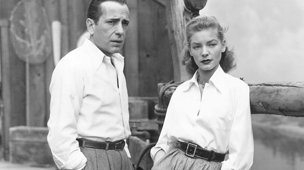 Humprey Bogart y Lauren Bacall con camisas blancas en Cayo Largo.