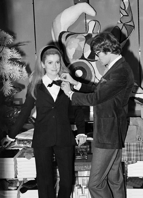 Imagen - Esmoquin femenino de Yves Saint Laurent.