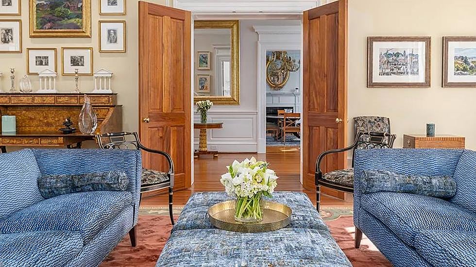 La sala azul de estar desde la que Jackie Kennedy declaró en la Comisión Warren.