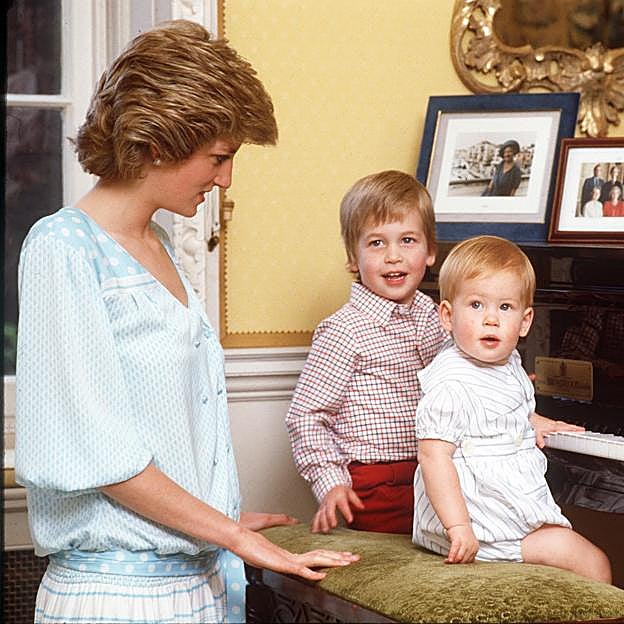 Los príncipes Guillermo y Harry con su madre, la princesa Diana de Gales. 