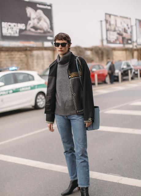 Imagen - Una mujer con vaqueros y jersey de punto gris. Foto: Launchmetrics spotlight