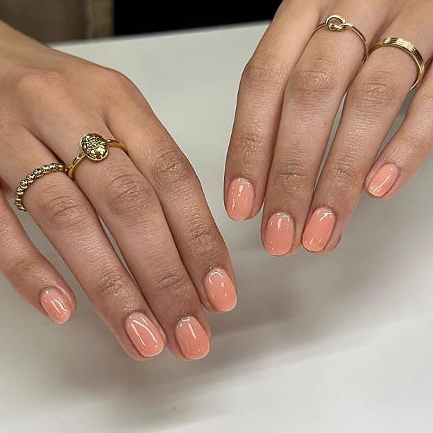 Manicura de lujo silencioso tono melocotón