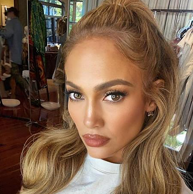 Jennifer Lopez con una media coleta.