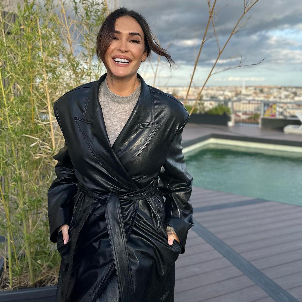 Vicky Martín Berrocal con un gabardina efecto piel.