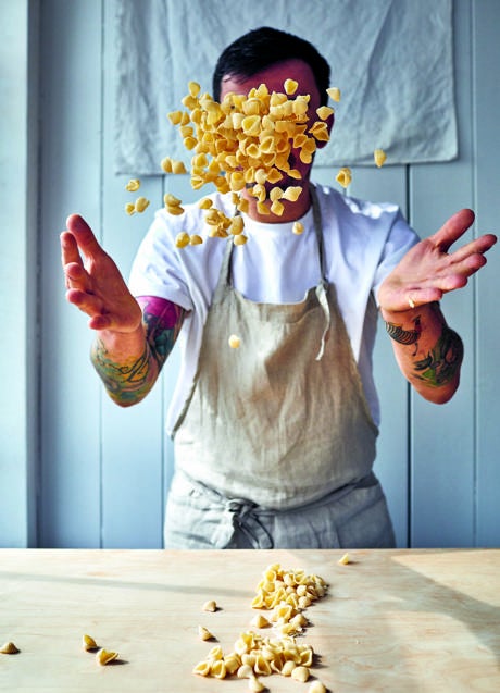 Imagen - Mateo Zielonka, experto en pasta, trabajando en uno de sus platos. / Cinco Tintas