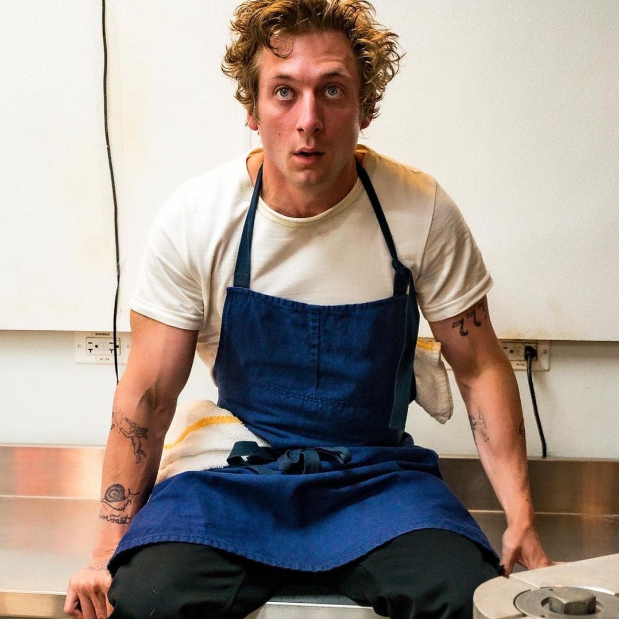 El actor Jeremy Allen White interpreta a Carmy en la serie The Bear.
