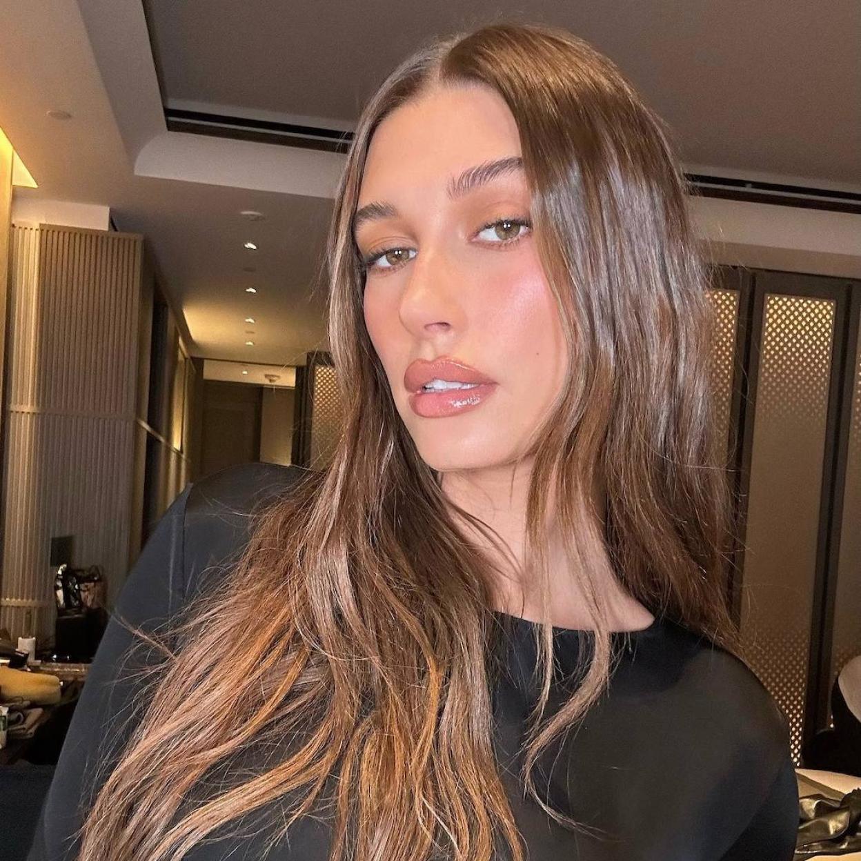 Hailey Bieber con contorno de labios efecto volumen