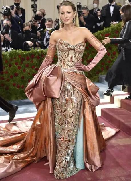 Imagen - Blake Lively en la MWT Gala 2022, que exigía white tie a los invitados. Foto: Getty