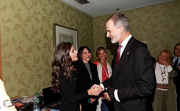 Los reyes recrean la fotografía en la última edición de los Premios Princesa de Asturias. /