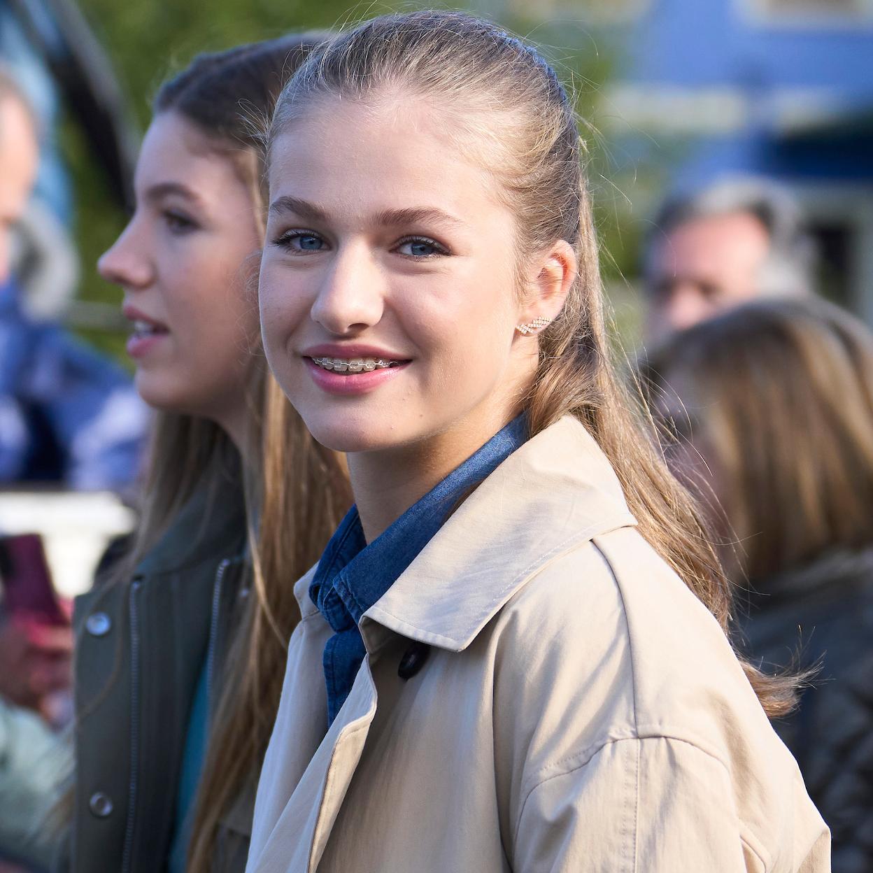 La princesa Leonor junto a su hermana, la infanta Sofía, durante su visita al Pueblo Ejemplar de Asturias 2023. 