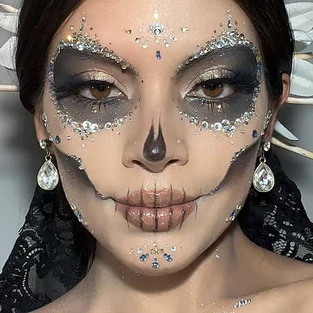 Mujer con maquillaje de Catrina para Halloween