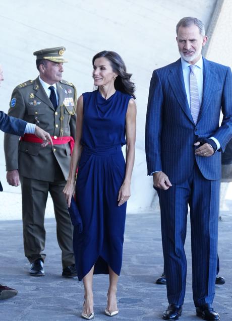 Imagen - La reina Letizia con un vestido azul. / LIMITED PICTURES