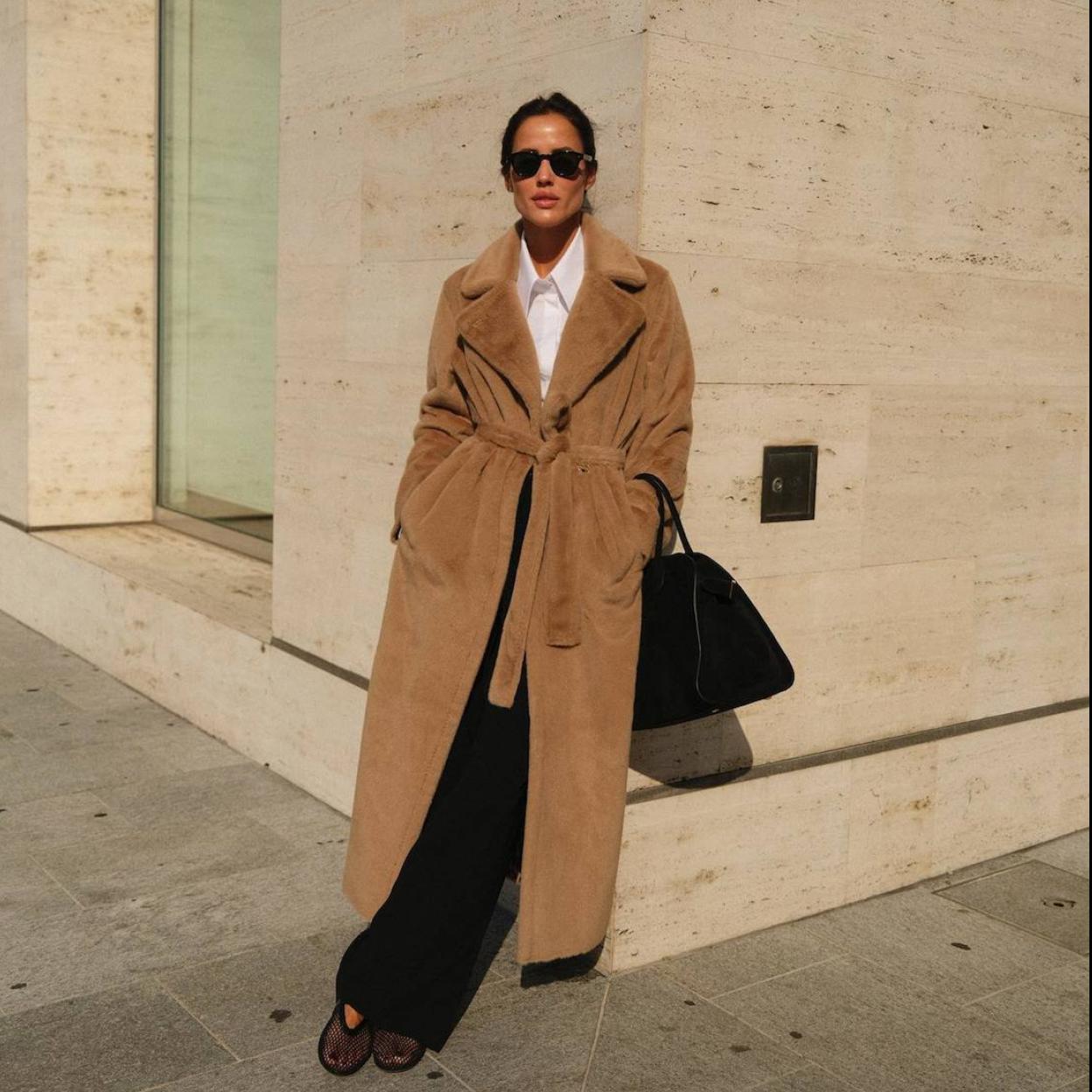 Influencer con abrigo estilo batín con cinturón