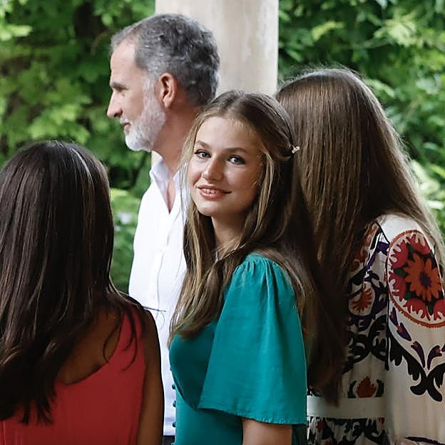 Lo que no se ha visto en las fotos inéditas de Leonor: por qué no hay Borbones ni Ortiz Rocasolanos en el álbum de la futura reina